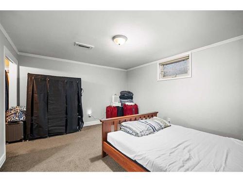 1468 Renfrew Drive Ne, Calgary, AB - Indoor Photo Showing Bedroom