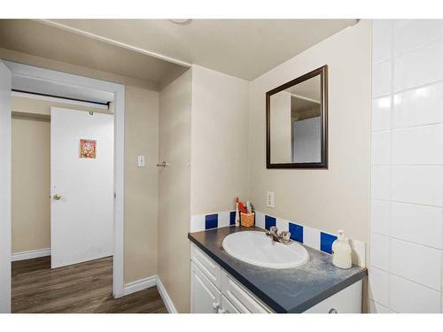 1468 Renfrew Drive Ne, Calgary, AB - Indoor Photo Showing Bathroom