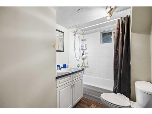 1468 Renfrew Drive Ne, Calgary, AB - Indoor Photo Showing Bathroom