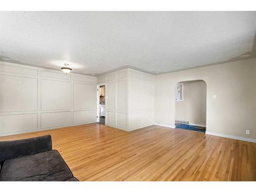 1468 Renfrew Drive Ne, Calgary, AB - Indoor Photo Showing Other Room