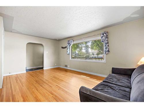 1468 Renfrew Drive Ne, Calgary, AB - Indoor Photo Showing Living Room