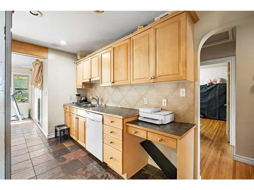 1468 Renfrew Drive Ne, Calgary, AB - Indoor Photo Showing Kitchen