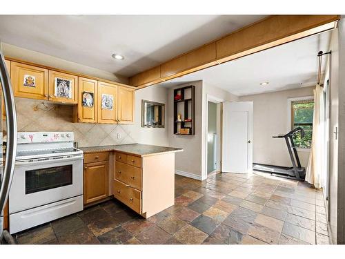 1468 Renfrew Drive Ne, Calgary, AB - Indoor Photo Showing Kitchen