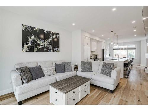 412 6A Street Ne, Calgary, AB - Indoor Photo Showing Living Room