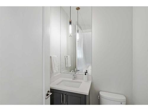 412 6A Street Ne, Calgary, AB - Indoor Photo Showing Bathroom