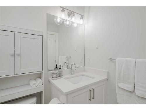 412 6A Street Ne, Calgary, AB - Indoor Photo Showing Bathroom