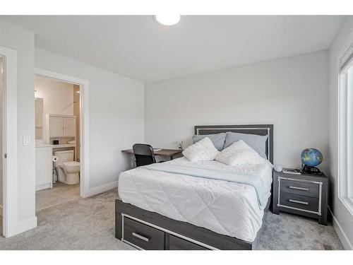 412 6A Street Ne, Calgary, AB - Indoor Photo Showing Bedroom