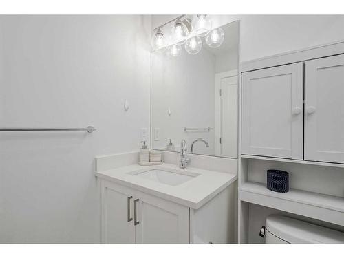 412 6A Street Ne, Calgary, AB - Indoor Photo Showing Bathroom