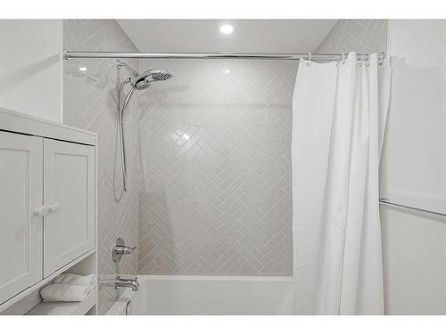 412 6A Street Ne, Calgary, AB - Indoor Photo Showing Bathroom