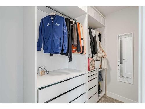 412 6A Street Ne, Calgary, AB - Indoor With Storage