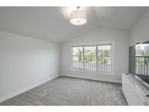 412 6A Street Ne, Calgary, AB - Indoor Photo Showing Other Room