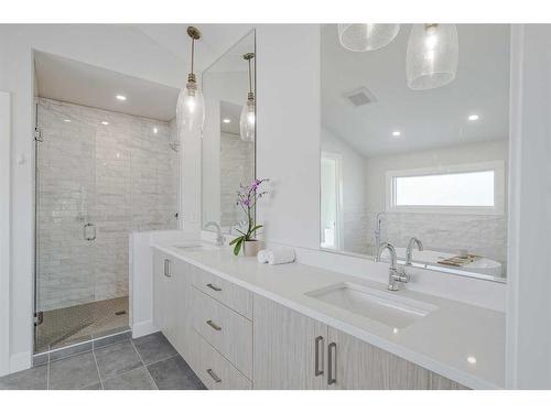 412 6A Street Ne, Calgary, AB - Indoor Photo Showing Bathroom