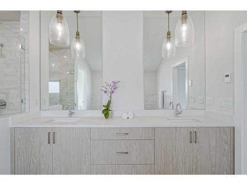 412 6A Street Ne, Calgary, AB - Indoor Photo Showing Bathroom