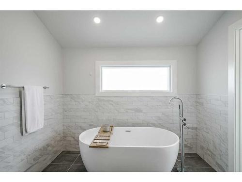 412 6A Street Ne, Calgary, AB - Indoor Photo Showing Bathroom