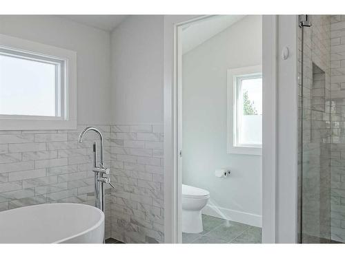 412 6A Street Ne, Calgary, AB - Indoor Photo Showing Bathroom