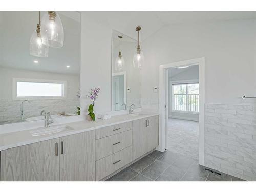 412 6A Street Ne, Calgary, AB - Indoor Photo Showing Bathroom