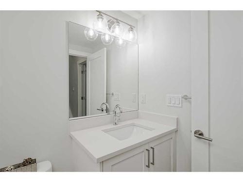 412 6A Street Ne, Calgary, AB - Indoor Photo Showing Bathroom