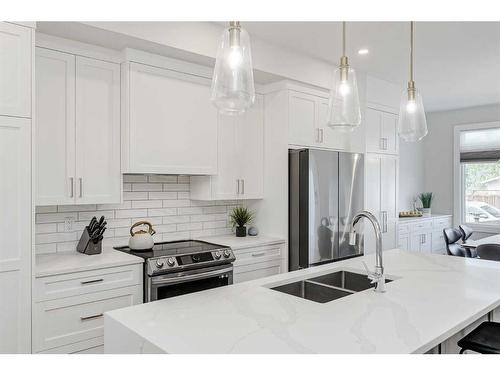 412 6A Street Ne, Calgary, AB - Indoor Photo Showing Kitchen With Double Sink With Upgraded Kitchen