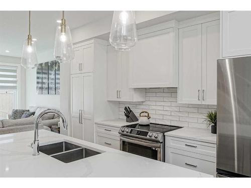 412 6A Street Ne, Calgary, AB - Indoor Photo Showing Kitchen With Double Sink With Upgraded Kitchen