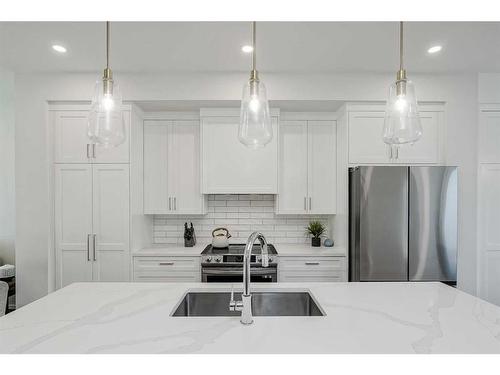 412 6A Street Ne, Calgary, AB - Indoor Photo Showing Kitchen With Upgraded Kitchen