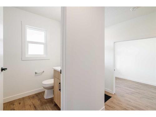 8 Royston Walk Nw, Calgary, AB - Indoor Photo Showing Bathroom