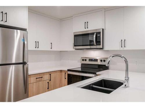 8 Royston Walk Nw, Calgary, AB - Indoor Photo Showing Kitchen With Double Sink With Upgraded Kitchen