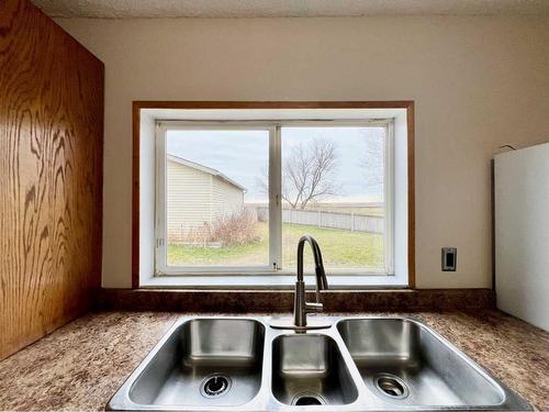 123 1 Street Sw, Linden, AB - Indoor Photo Showing Kitchen With Double Sink