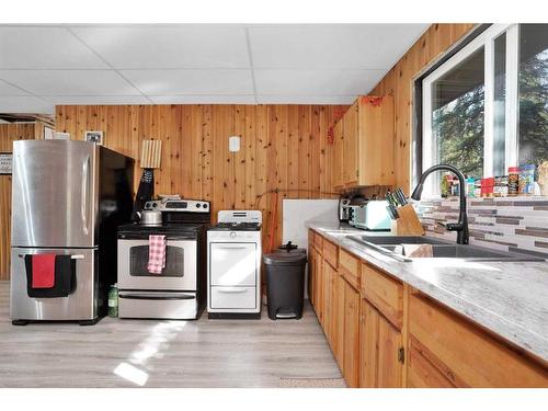 9 Hidden Acres Close, Rural Clearwater County, AB - Indoor Photo Showing Kitchen