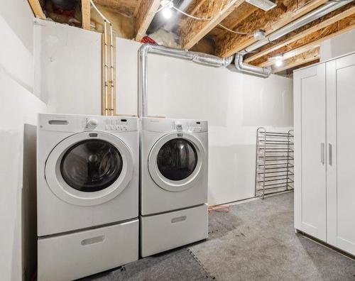 3338 New Brighton Gardens Se, Calgary, AB - Indoor Photo Showing Laundry Room