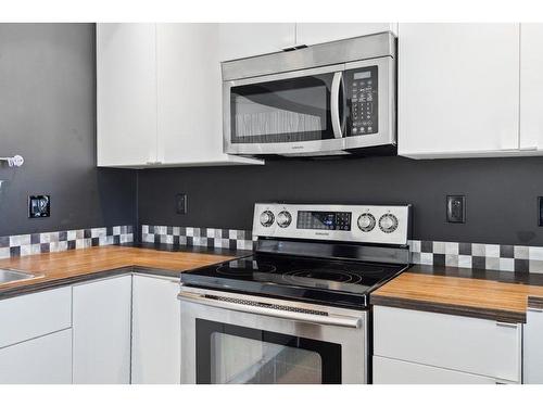 3338 New Brighton Gardens Se, Calgary, AB - Indoor Photo Showing Kitchen