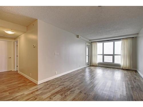 617-8710 Horton Road Sw, Calgary, AB - Indoor Photo Showing Other Room