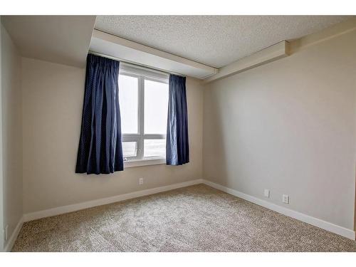 617-8710 Horton Road Sw, Calgary, AB - Indoor Photo Showing Other Room