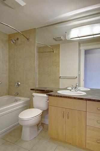 617-8710 Horton Road Sw, Calgary, AB - Indoor Photo Showing Bathroom