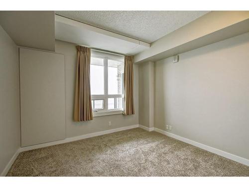 617-8710 Horton Road Sw, Calgary, AB - Indoor Photo Showing Other Room