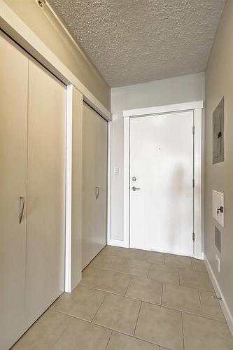 617-8710 Horton Road Sw, Calgary, AB - Indoor Photo Showing Other Room