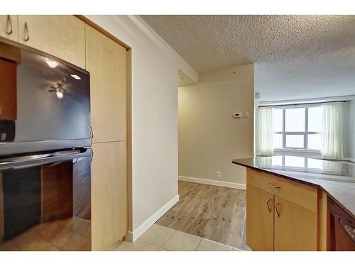 617-8710 Horton Road Sw, Calgary, AB - Indoor Photo Showing Kitchen