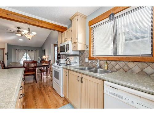 107 Scenic Glen Place Nw, Calgary, AB - Indoor Photo Showing Kitchen With Double Sink