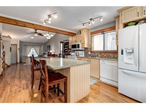 107 Scenic Glen Place Nw, Calgary, AB - Indoor Photo Showing Kitchen