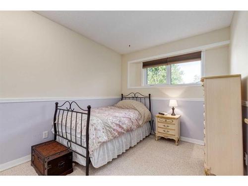 107 Scenic Glen Place Nw, Calgary, AB - Indoor Photo Showing Bedroom