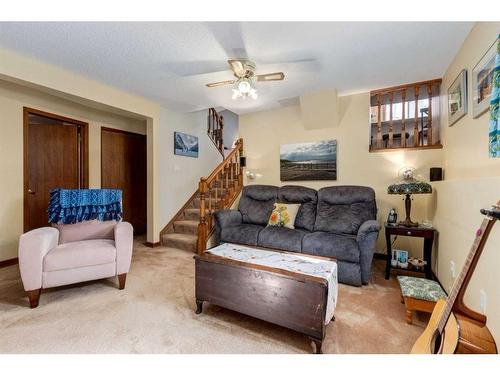 107 Scenic Glen Place Nw, Calgary, AB - Indoor Photo Showing Living Room