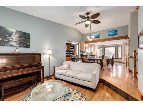 107 Scenic Glen Place Nw, Calgary, AB - Indoor Photo Showing Living Room