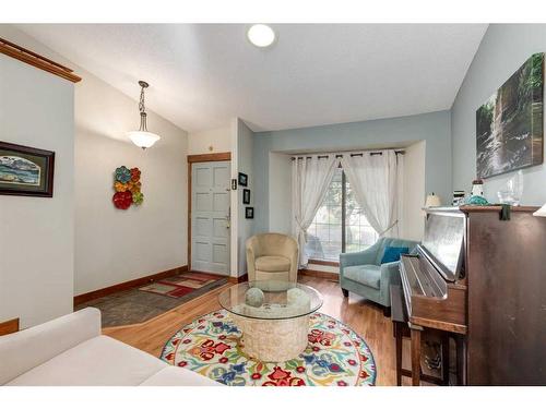 107 Scenic Glen Place Nw, Calgary, AB - Indoor Photo Showing Living Room