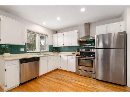 267 Queen Alexandra Road Se, Calgary, AB - Indoor Photo Showing Kitchen