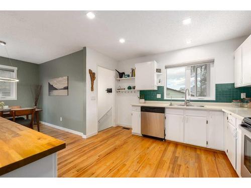 267 Queen Alexandra Road Se, Calgary, AB - Indoor Photo Showing Kitchen