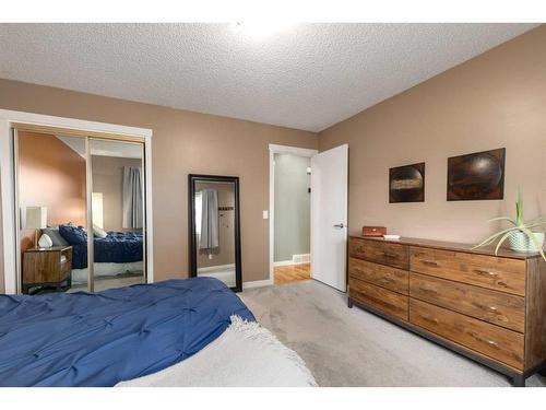 267 Queen Alexandra Road Se, Calgary, AB - Indoor Photo Showing Bedroom