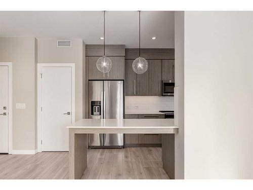 301-383 Smith Street Nw, Calgary, AB - Indoor Photo Showing Kitchen With Upgraded Kitchen