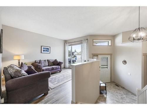 41 Thornbird Rise, Airdrie, AB - Indoor Photo Showing Living Room