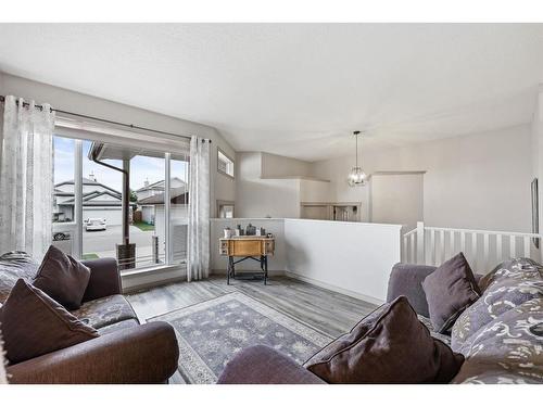 41 Thornbird Rise, Airdrie, AB - Indoor Photo Showing Living Room