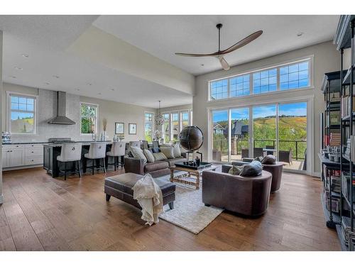 124 Cranbrook View Se, Calgary, AB - Indoor Photo Showing Living Room