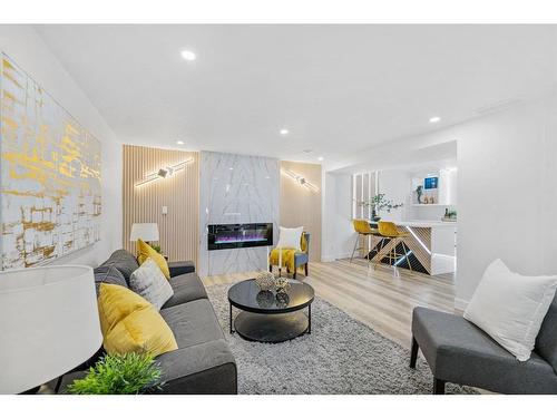 616 Cedarille Way Sw, Calgary, AB - Indoor Photo Showing Living Room